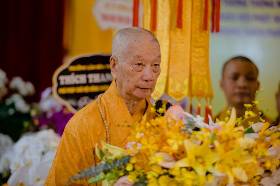 Trưởng lão Hòa thượng Thích Trí Quảng cung tuyên lời tưởng niệm của GHPGVN - Ảnh: Đăng Huy