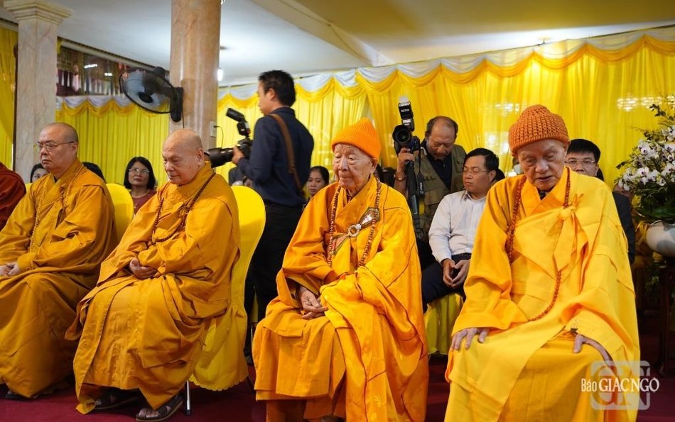 Từ phải sang: Trưởng lão Hòa thượng Thích Thanh Dũng, Trưởng lão Hòa thượng Thích Thanh Dục, Hòa thượng Thích Thiện Nhơn, Hòa thượng Thích Thanh Nhiễu