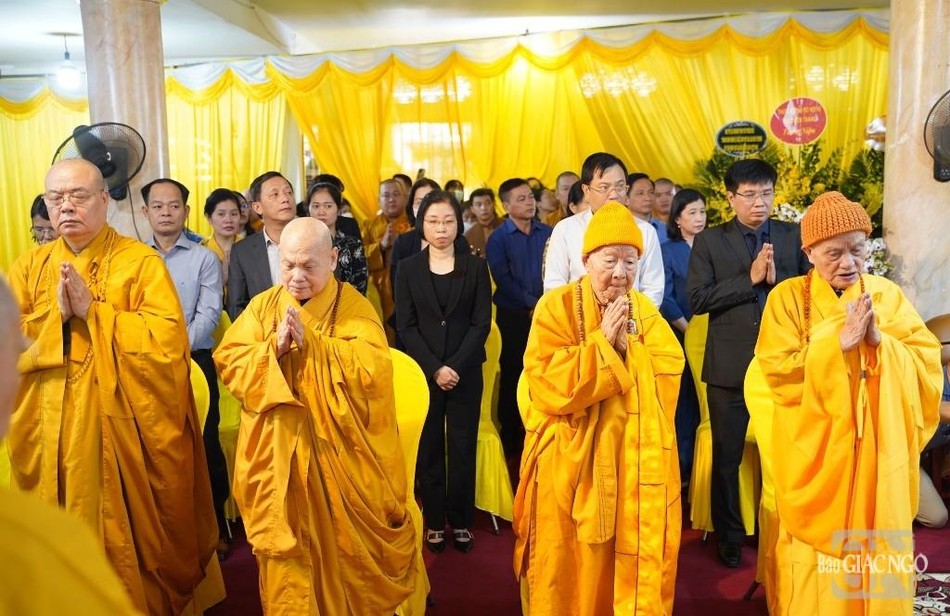 Chư tôn đức và quan khách trang nghiêm trong khi Trưởng lão Hòa thượng Quyền Pháp chủ cung tuyên lời tưởng niệm