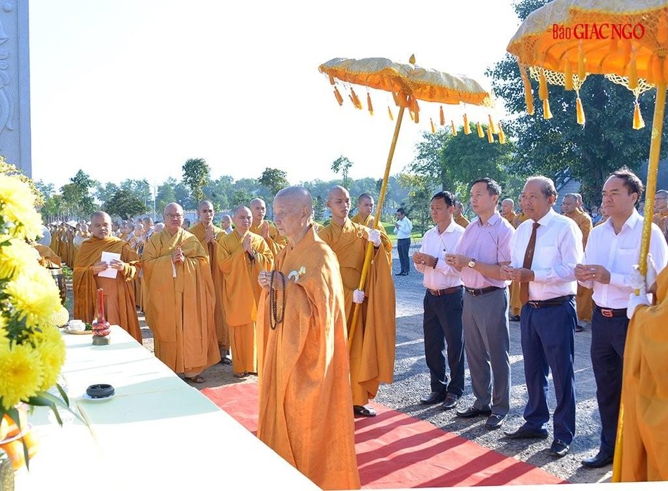 Trưởng lão Hòa thượng Quyền Pháp chủ GHPGVN quang lâm niêm hương cầu nguyện
