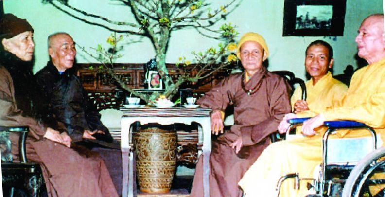Quý vị Trưởng lão (từ trái sang): Hòa thượng Thích Thiện Siêu - tổ đình Từ Đàm, Hòa thượng Thích Hưng Dụng - tổ đình Kim Tiên, Hòa thượng Thích Mật Hiển - tổ đình Trúc Lâm trong một lần đến thăm Hòa thượng Thích Đôn Hậu tại chùa Linh Mụ (ngồi bên phải, ngoài cùng). Đây là nếp sống thiền môn của các bậc tôn túc ở cố đô Huế mỗi khi xuân về Tết tới - Ảnh tư liệu Quý vị Trưởng lão (từ trái sang): Hòa thượng Thích Thiện Siêu - tổ đình Từ Đàm, Hòa thượng Thích Hưng Dụng - tổ đình Kim Tiên, Hòa thượng Thích Mật Hiển - tổ đình Trúc Lâm trong một lần đến thăm Hòa thượng Thích Đôn Hậu tại chùa Linh Mụ (ngồi bên phải, ngoài cùng). Đây là nếp sống thiền môn của các bậc tôn túc ở cố đô Huế mỗi khi xuân về Tết tới - Ảnh tư liệu