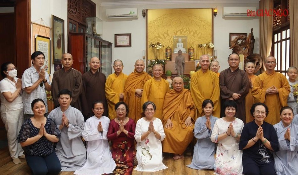 Chư Tăng Ni và Phật tử chụp hình lưu niệm với Hòa thượng tại thiền thất của ngài - Ảnh: Giác Minh Lễ Chư Tăng Ni và Phật tử chụp hình lưu niệm với Hòa thượng tại thiền thất của ngài - Ảnh: Giác Minh Lễ