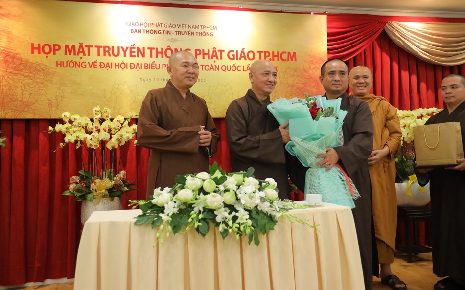 Chư tôn đức đại diện Ban Thông tin - Truyền thông Phật giáo TP.HCM tặng hoa và quà lưu niệm đến Hòa thượng Thích Huệ Thông Chư tôn đức đại diện Ban Thông tin - Truyền thông Phật giáo TP.HCM tặng hoa và quà lưu niệm đến Hòa thượng Thích Huệ Thông