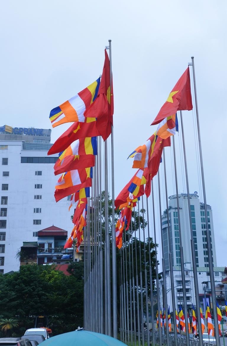 Đạo kỳ và Quốc kỳ tại Cung Văn hóa Hữu nghị Việt - Xô Đạo kỳ và Quốc kỳ tại Cung Văn hóa Hữu nghị Việt - Xô