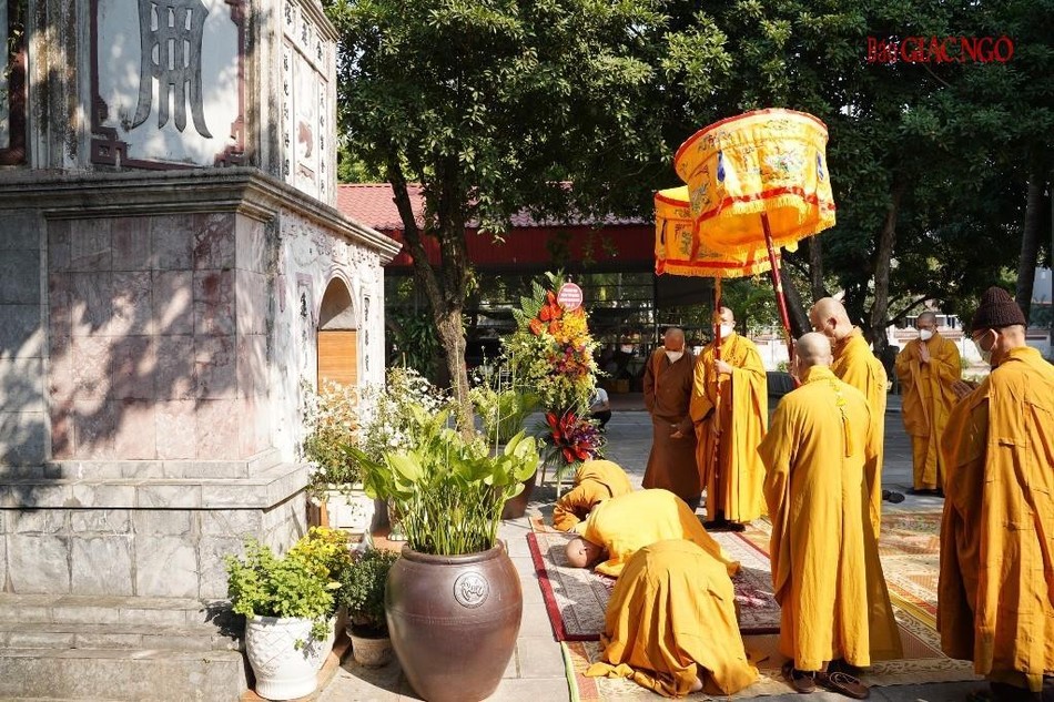 Đảnh lễ trước bảo tháp Đức Đệ nhất Pháp chủ GHPGVN tại tổ đình Quảng Bá - Ảnh: Bảo Trinh Đảnh lễ trước bảo tháp Đức Đệ nhất Pháp chủ GHPGVN tại tổ đình Quảng Bá - Ảnh: Bảo Trinh