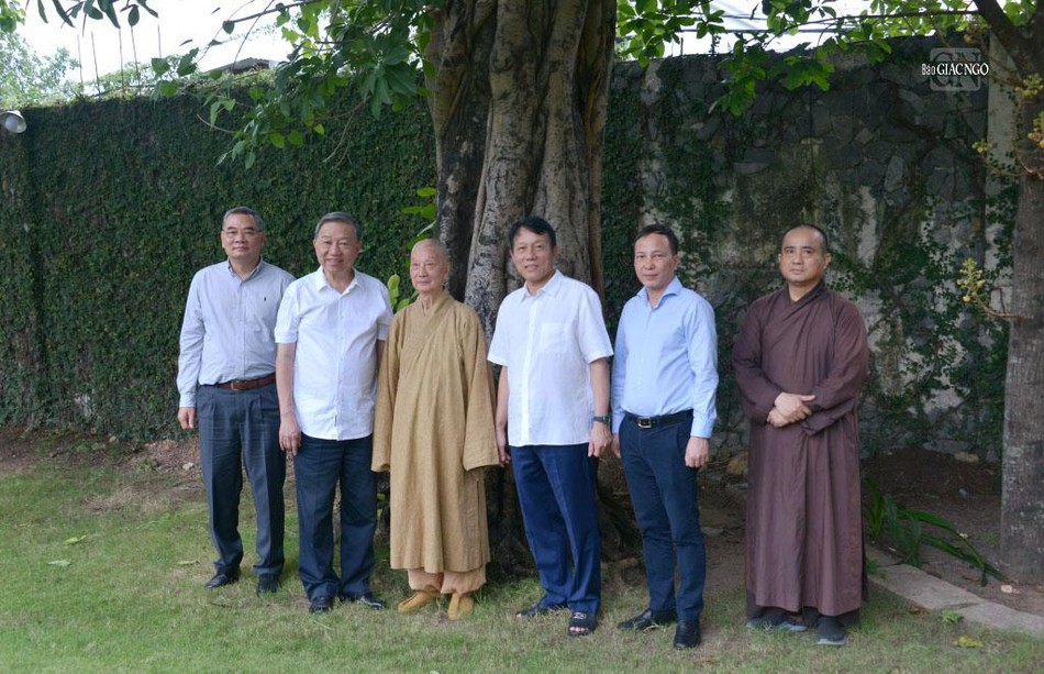 Tại cây bồ-đề do Đại tướng Tô Lâm trồng trong khuôn viên chùa Huê Nghiêm nhiều năm trước Tại cây bồ-đề do Đại tướng Tô Lâm trồng trong khuôn viên chùa Huê Nghiêm nhiều năm trước
