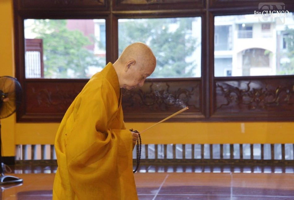 Trưởng lão Hòa thượng Đệ tứ Pháp chủ GHPGVN niêm hương bạch Phật trước thời bố-tát