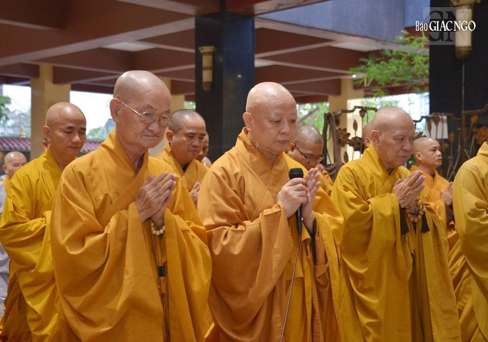 Hòa thượng Thích Lệ Trang đại diện chư Tăng Ni tác bạch