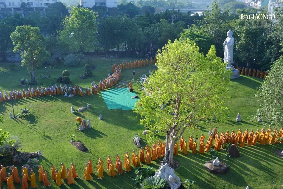 Đại chúng hữu nhiễu tượng Phật A Di Đà trong khuôn viên chùa Huê Nghiêm - TP.Thủ Đức