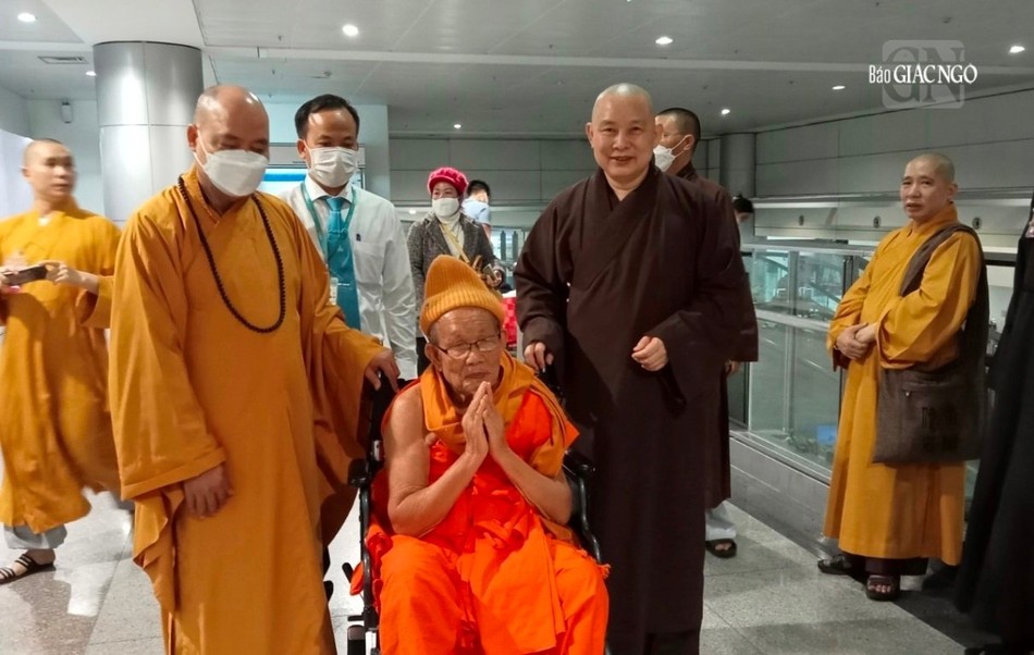 Hoà thượng Chủ tịch Liên minh Phật giáo Lào đến sân bay quốc tế Tân Sơn Nhất