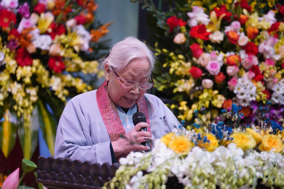 Phật tử Hoa Đạo Lịch đọc báo cáo về Đạo tràng Pháp Hoa miền Bắc