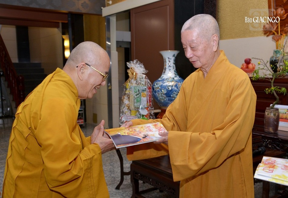 Đức Pháp chủ tặng giai phẩm Giác Ngộ Đức Pháp chủ tặng giai phẩm Giác Ngộ