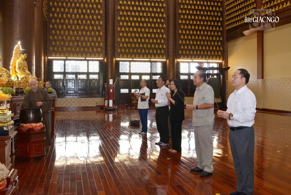 Phái đoàn lễ Phật tại chánh điện chùa Huê Nghiêm Phái đoàn lễ Phật tại chánh điện chùa Huê Nghiêm