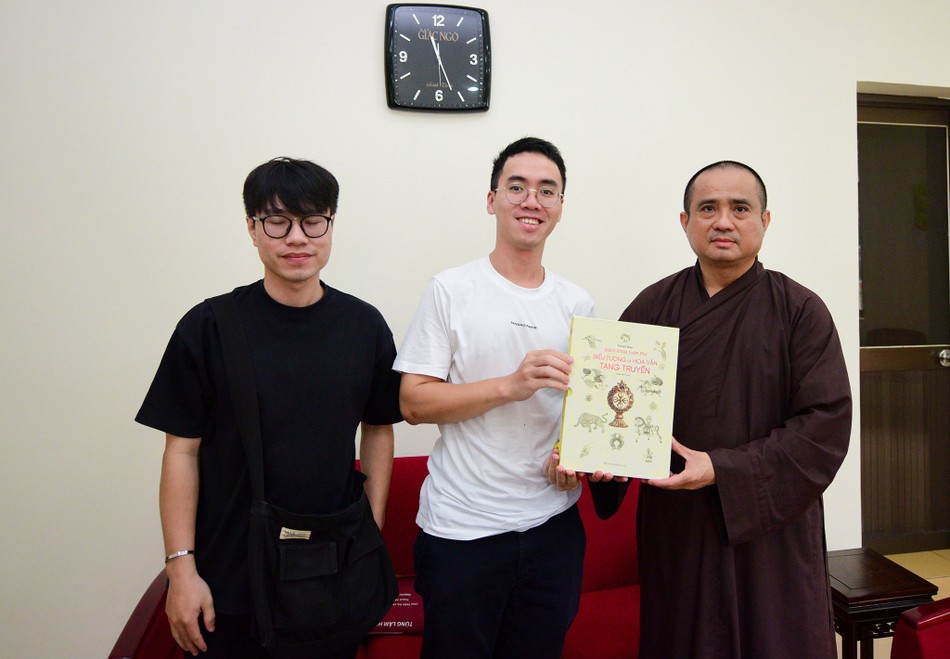 Thượng tọa Thích Minh Hiền cũng gửi tặng những ấn phẩm mỹ thuật Phật giáo do Tùng lâm Hương Sơn chủ trương thực hiện