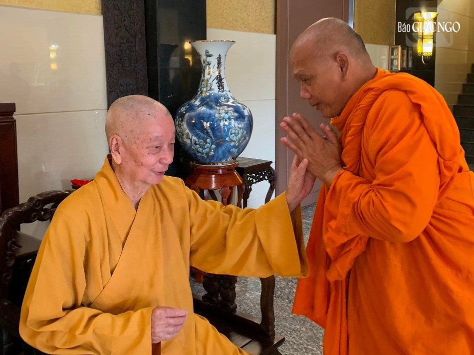 Trưởng lão Hòa thượng Pháp chủ ân cần dặn dò Hòa thượng Trưởng ban Trị sự GHPGVN tỉnh Cà Mau