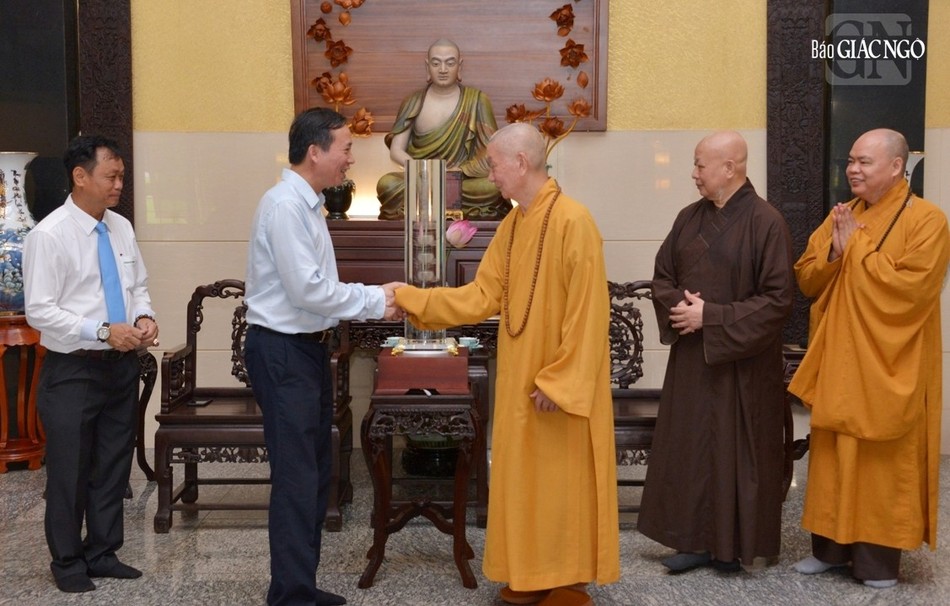 Đức Pháp chủ thăm hỏi ông Trưởng ban Tôn giáo Chính phủ Đức Pháp chủ thăm hỏi ông Trưởng ban Tôn giáo Chính phủ