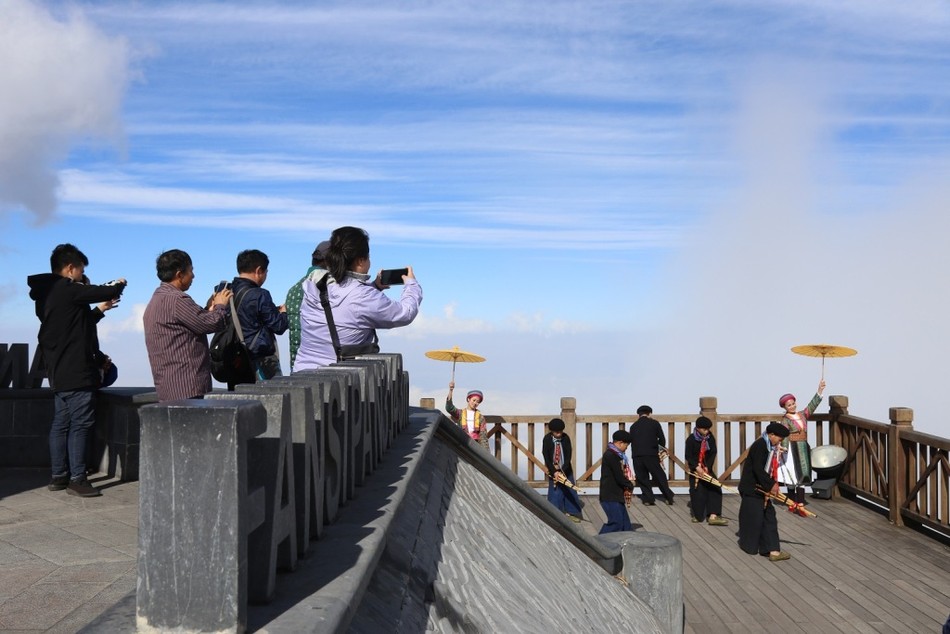 Múa khèn trên đỉnh Fansipan Múa khèn trên đỉnh Fansipan