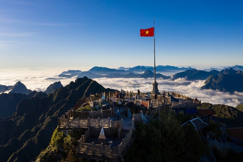 Tết này, trong đợt không khí lạnh tăng cường về phía Bắc, đỉnh Fansipan được dự báo có khả năng sẽ lại xuất hiện mưa tuyết... Tết này, trong đợt không khí lạnh tăng cường về phía Bắc, đỉnh Fansipan được dự báo có khả năng sẽ lại xuất hiện mưa tuyết...