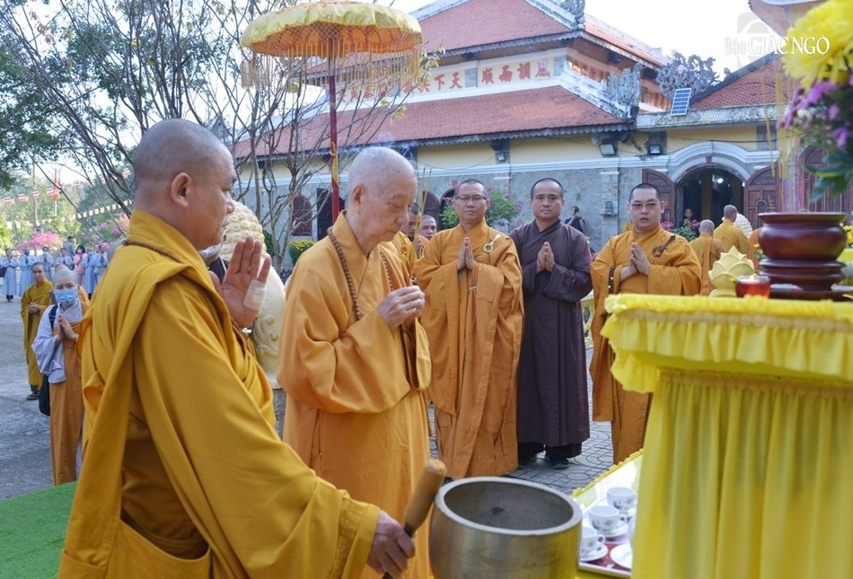 Đức Pháp chủ GHPGVN dâng hương tưởng niệm Tổ Huệ Đăng Đức Pháp chủ GHPGVN dâng hương tưởng niệm Tổ Huệ Đăng