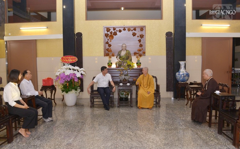 Tại phòng khách chùa Huê Nghiêm Tại phòng khách chùa Huê Nghiêm