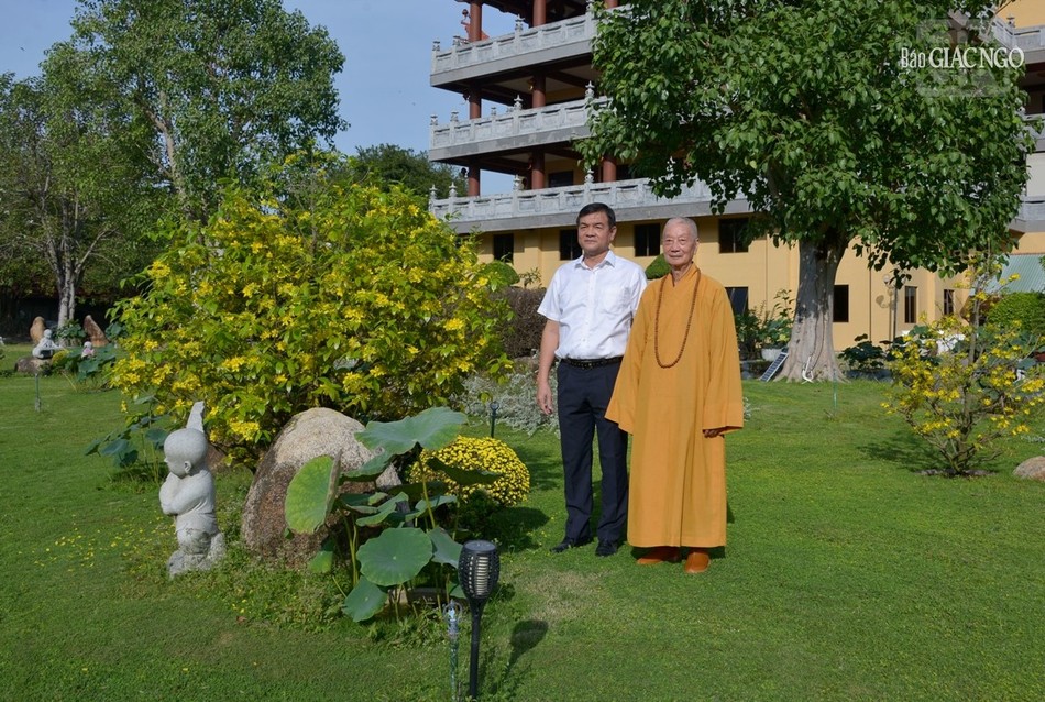 Trong vườn chùa Huê Nghiêm Trong vườn chùa Huê Nghiêm