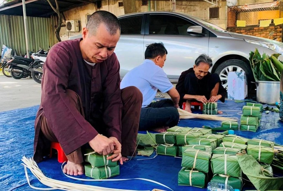 Thượng tọa Thích Trí Minh cùng Phật tử chùa Phúc Lâm gói bánh cho người nghèo ăn Tết