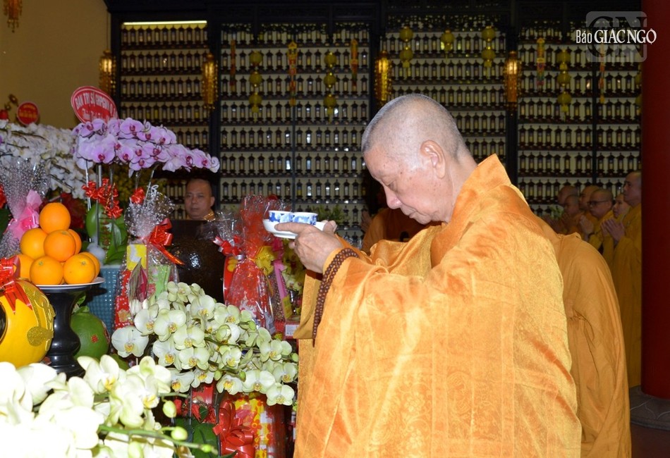 Trưởng lão Hòa thượng Thích Trí Quảng thành kính dâng trà cúng dường Giác linh chư vị Tổ sư, Đại lão Hòa thượng Thích Thiện Hòa Trưởng lão Hòa thượng Thích Trí Quảng thành kính dâng trà cúng dường Giác linh chư vị Tổ sư, Đại lão Hòa thượng Thích Thiện Hòa