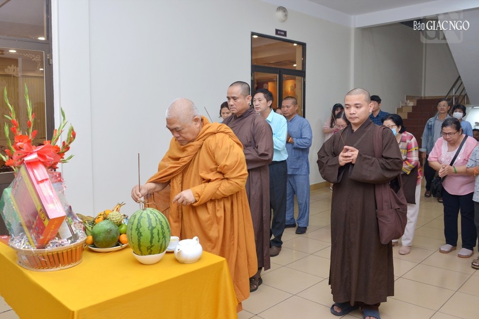 Hòa thượng Cố vấn và quý Thầy, nhân viên thắp hương đầu năm
