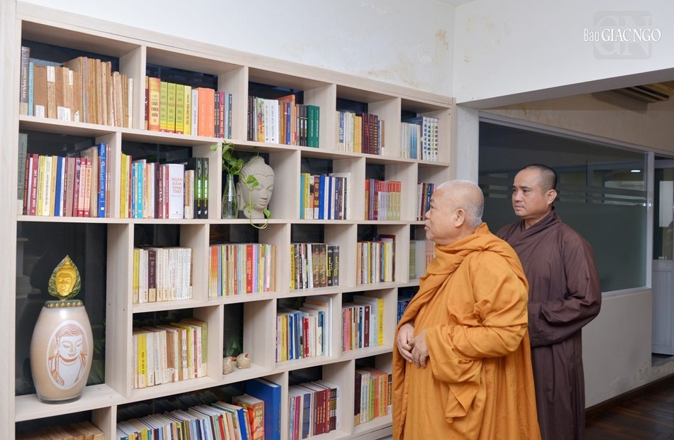 Thăm Thư viện của tòa soạn