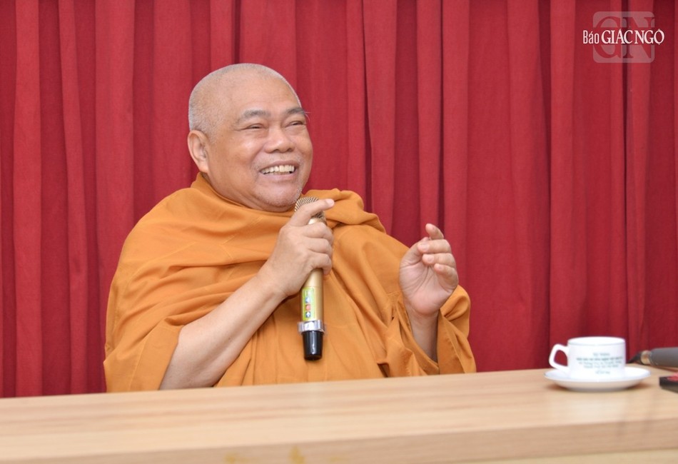 Hòa thượng hoan hỷ đọc thơ tặng Thượng tọa Tổng Biên tập và nhân viên