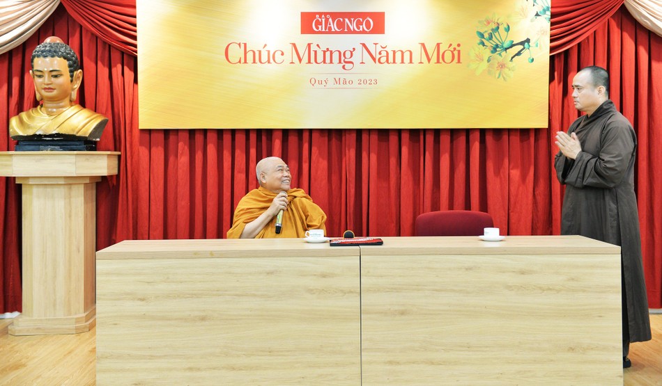 Thượng tọa Thích Tâm Hải thay mặt tập thể đại chúng khánh tuế Hòa thượng Thích Giác Toàn