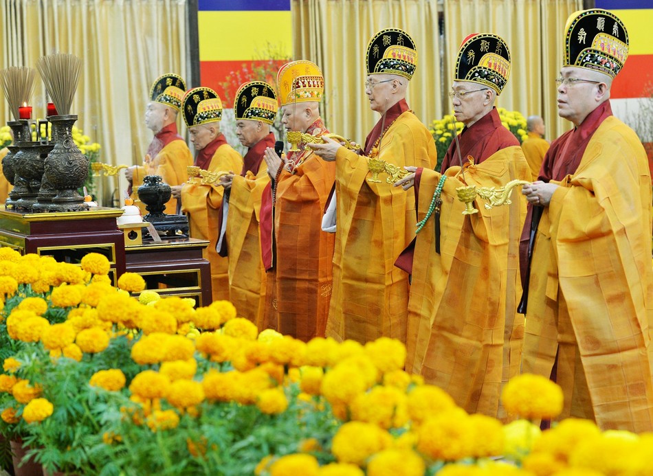 Hòa thượng Thích Lệ Trang cùng chư vị đàn chủ thực hiện nghi thức sái tịnh - Ảnh: Trần Thế Phong