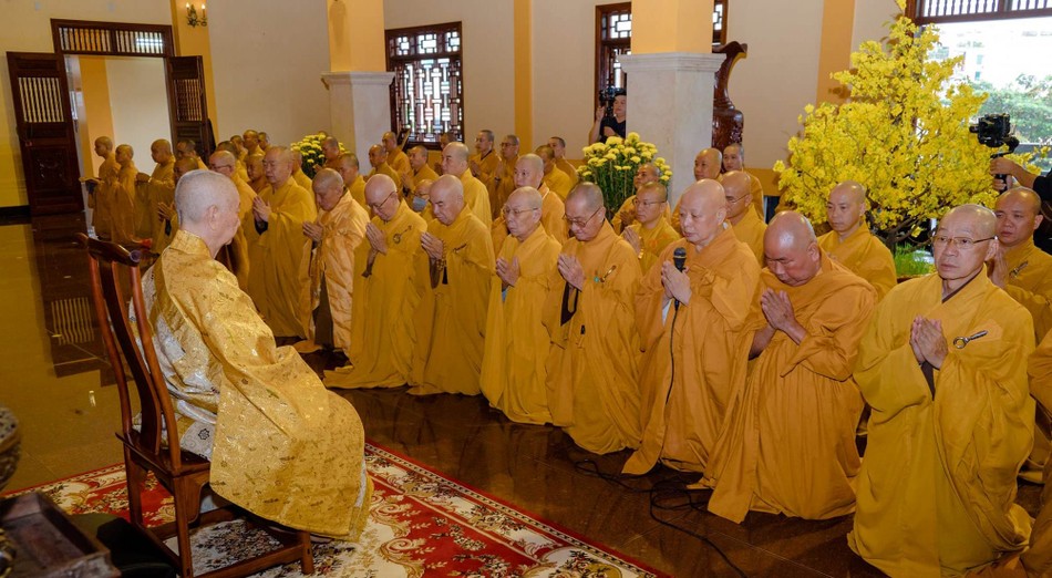 Đức Pháp chủ GHPGVN huấn thị về những việc làm cần thiết để tri ân tiền nhân và ý thức sự kế thừa truyền thống Phật giáo Việt Nam sau khi đại diện Ban Trị sự Phật giáo TP.HCM tác bạch khánh tuế theo truyền thống thiền môn - Ảnh: Đăng Huy Đức Pháp chủ GHPGVN huấn thị về những việc làm cần thiết để tri ân tiền nhân và ý thức sự kế thừa truyền thống Phật giáo Việt Nam sau khi đại diện Ban Trị sự Phật giáo TP.HCM tác bạch khánh tuế theo truyền thống thiền môn - Ảnh: Đăng Huy