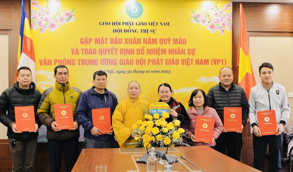 Thượng toạ Chánh Văn phòng Trung ương GHPGVN trao quyết định đến các cư sĩ Thượng toạ Chánh Văn phòng Trung ương GHPGVN trao quyết định đến các cư sĩ