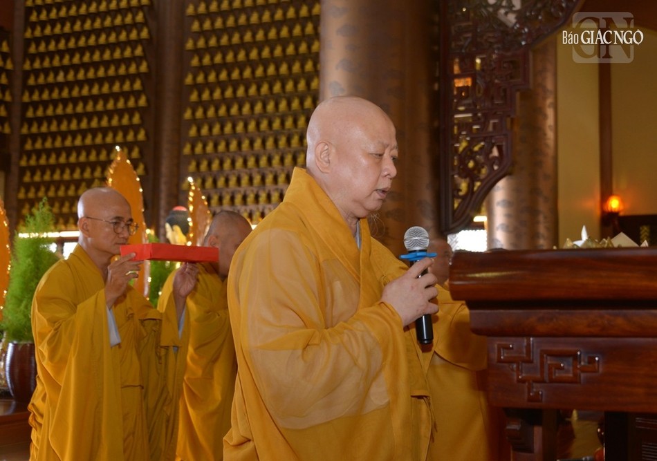 Hòa thượng Thích Lệ Trang tuyên sớ