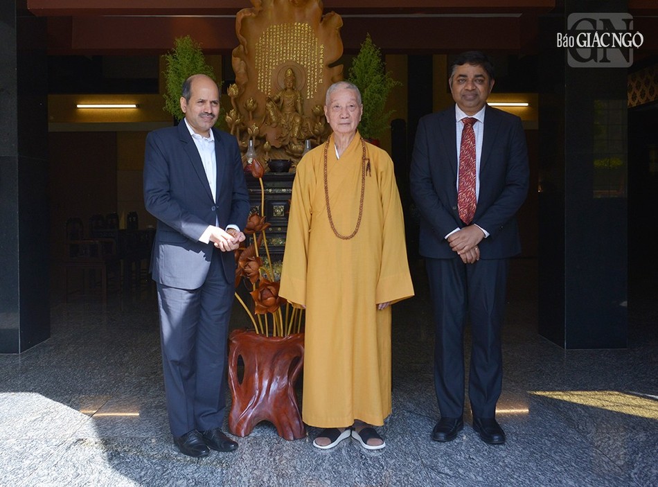 Buổi thăm viếng tại chùa Huê Nghiêm, trú xứ của Đức Pháp chủ GHPGVN tại TP.Thủ Đức - TP.HCM Buổi thăm viếng tại chùa Huê Nghiêm, trú xứ của Đức Pháp chủ GHPGVN tại TP.Thủ Đức - TP.HCM