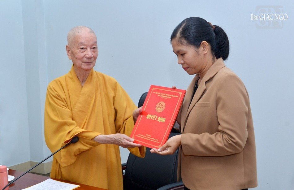 Trưởng lão Hòa thượng Viện trưởng trao quyết định bổ nhiệm tân Giám đốc Thư viện Trí Quảng đến TS Trương Thị Ngọc Mai