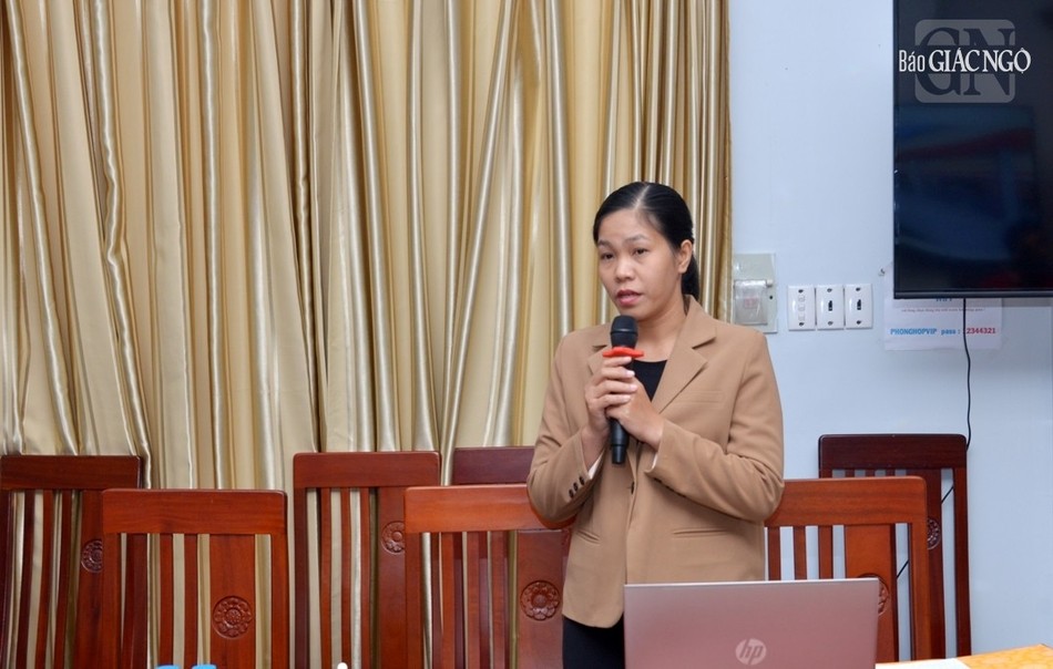 Tân Giám đốc Thư viện Trương Thị Ngọc Mai vừa được bổ nhiệm trình bày tại buổi họp