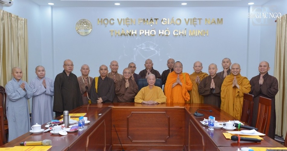 Các thành viên Hội đồng Điều hành, Văn phòng Học viện với Trưởng lão Hòa thượng Viện trưởng