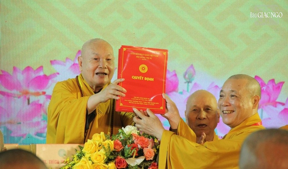 Hòa thượng Chủ tịch Hội đồng Trị sự trao quyết định đến Hòa thượng Thích Bảo Nghiêm