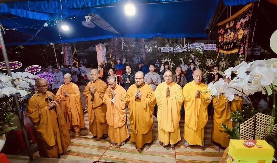 Thượng toạ Thích Tâm Hải, Tổng Biên tập, cùng chư Tăng Ni, Phật tử đang làm việc tại Báo Giác Ngộ phân ưu và cầu nguyện