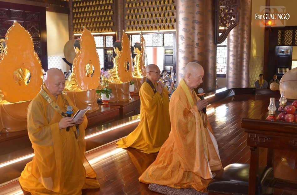 Trưởng lão Hòa thượng phương trượng chùa Huê Nghiêm hướng dẫn phát nguyện