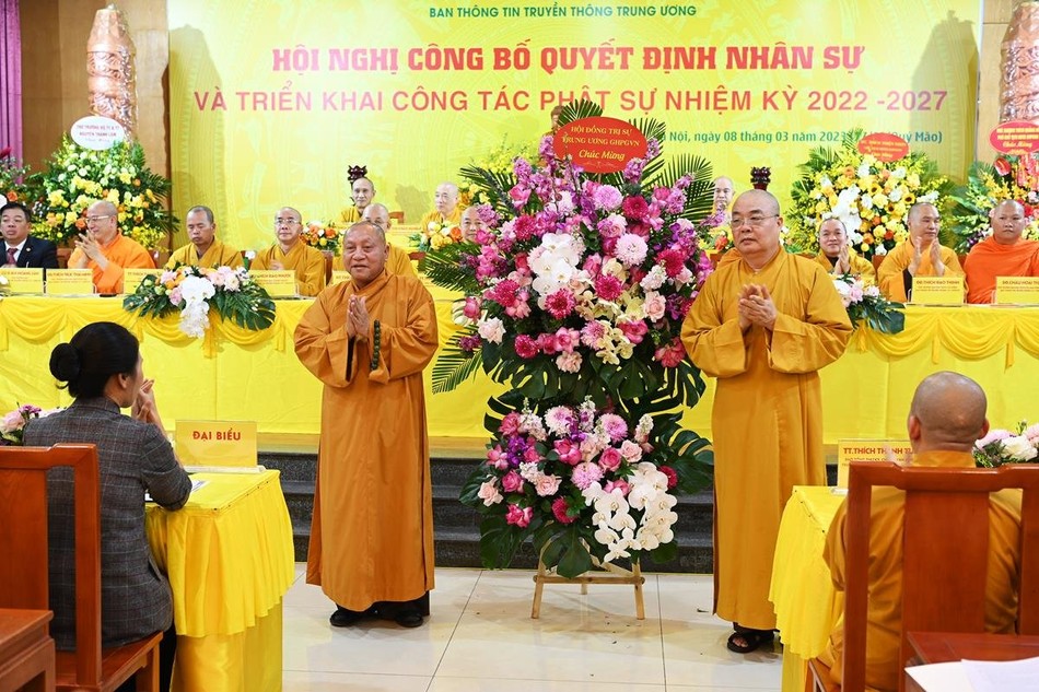 Hòa thượng Thích Gia Quang đón nhận lẵng hoa chúc mừng của Ban Thường trực Hội đồng Trị sự GHPGVN