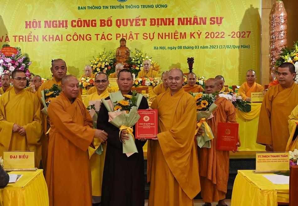 Trao quyết định đến các thành viên