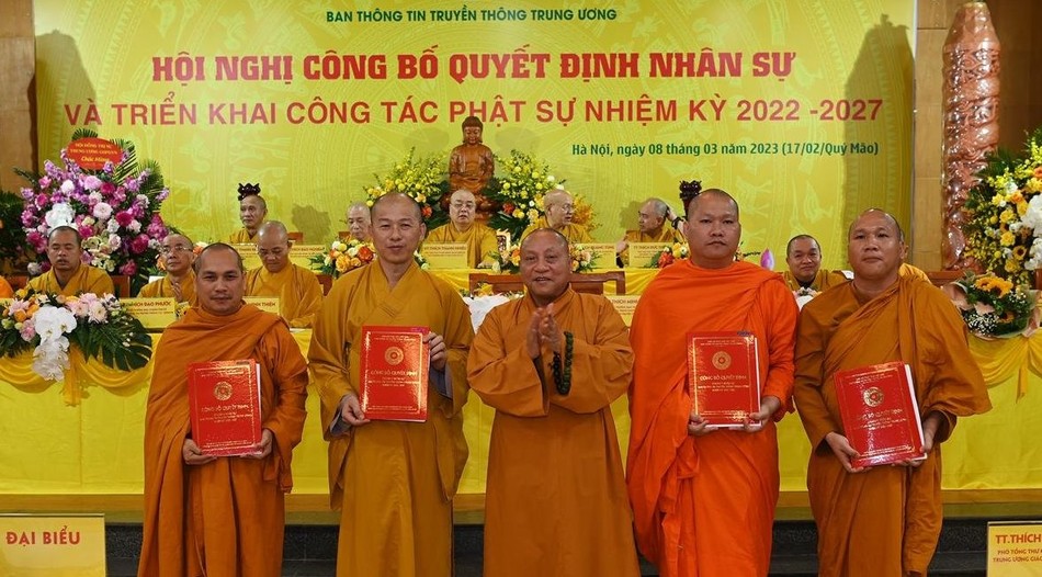 Hòa thượng Thích Gia Quang trao quyết định chuẩn y nhân sự đến 4 vị Trưởng các phân ban trực thuộc