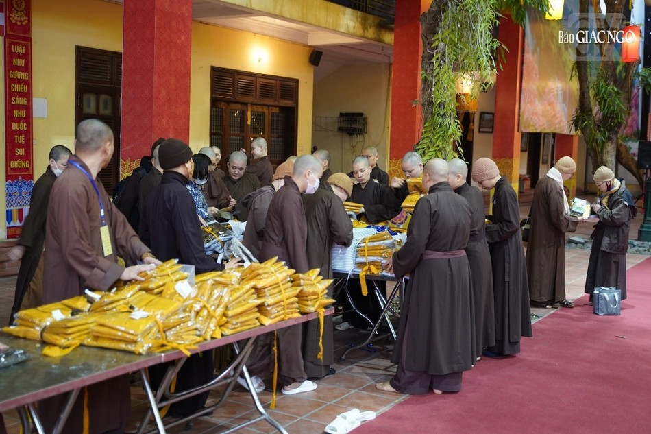 Các giới tử tập trung, kiểm tra các thủ tục theo quy định nghiêm ngặt của Đại giới đàn