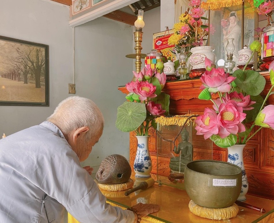 Mệ Huệ trước bàn thờ Phật tại tư gia (chụp 11-2-2023) - Ảnh: Journeys in Hue Mệ Huệ trước bàn thờ Phật tại tư gia (chụp 11-2-2023) - Ảnh: Journeys in Hue