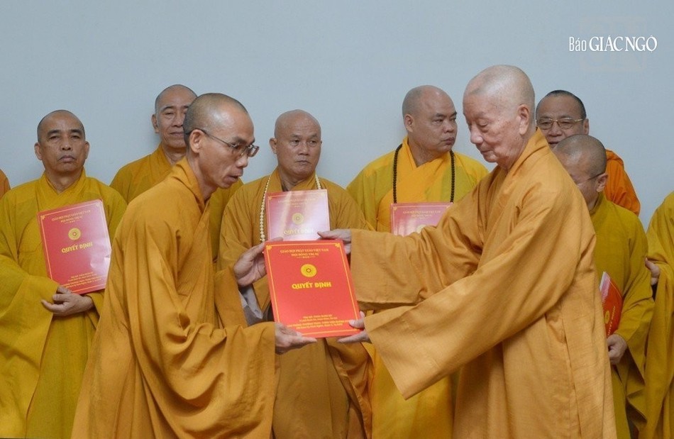 Thượng tọa Thích Phước Lượng, Thành viên Hội đồng Điều hành, Trưởng ban Quản viện Tăng được suy cử chức danh Phó Viện trưởng