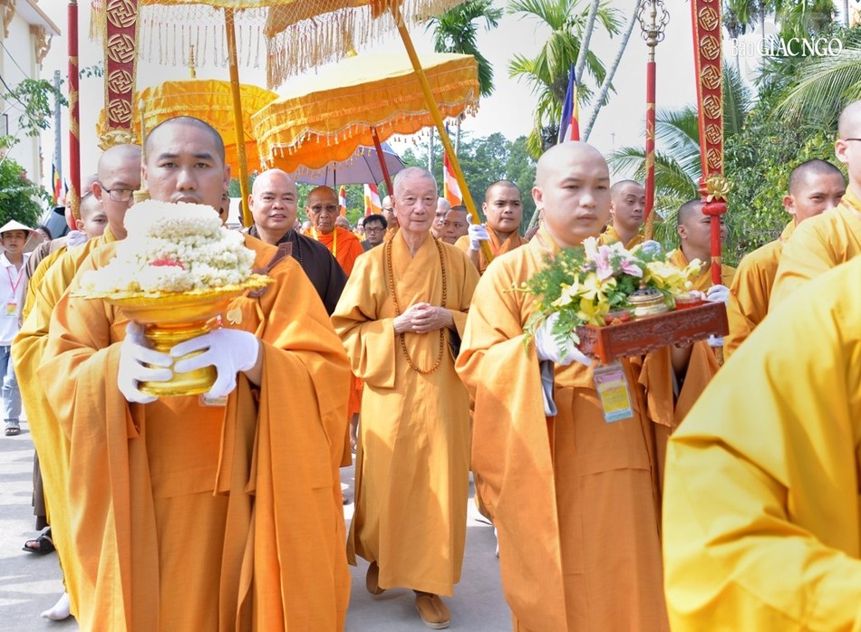 Cung nghinh Đức Pháp chủ và chư vị Trưởng lão Hội đồng Chứng minh quang lâm