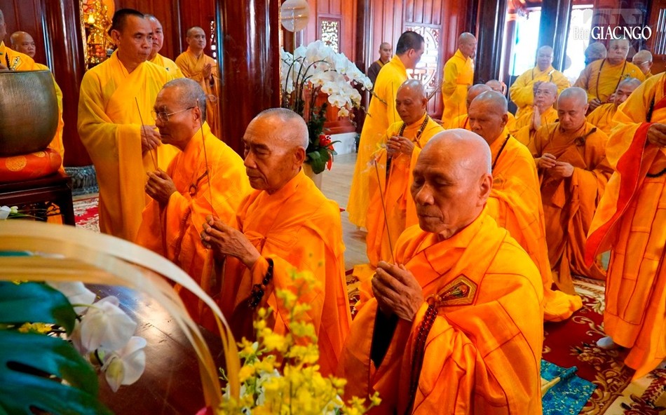 Chư tôn đức niêm hương tại chánh điện và Tổ đường chùa Quảng Đức